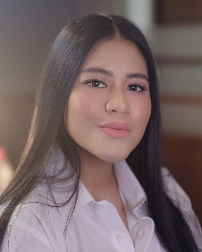 Kahiyang Ayu mengenakan lipstik bernuansa nude - instagram.com/kikylutan