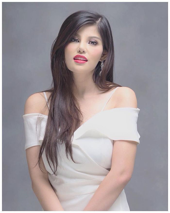 Seksinya penampilan Dita dengan cut out shoulder