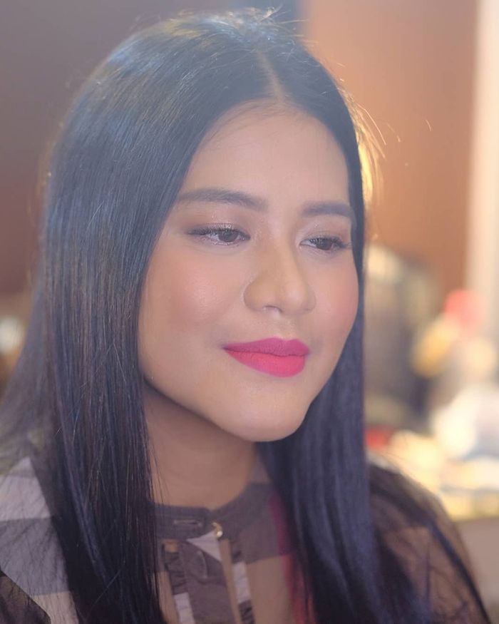 Kahiyang Ayu mengenakan lipstik bernuansa pink fuchsia - instagram.com/kikylutan
