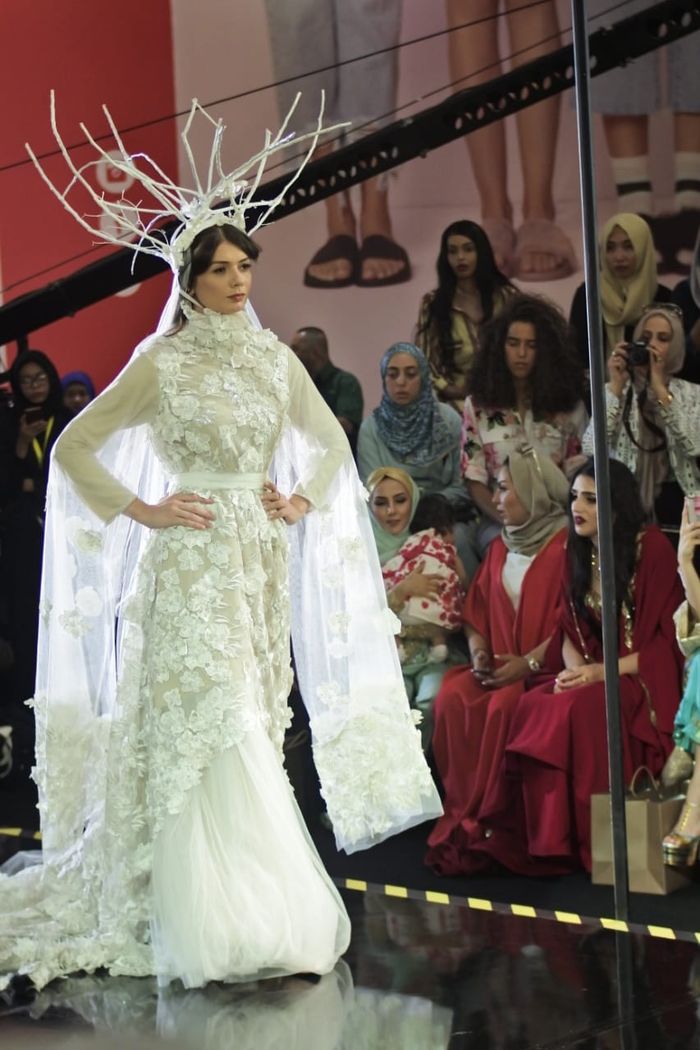 Gaun pengantin bergaya modest atau santun  | Ira | NOVA