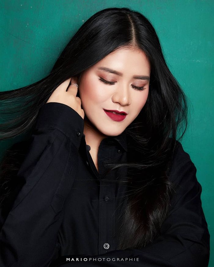 Kahiyang Ayu dengan lipstik merah pada bibirnya, instagram.com/mariophotographie