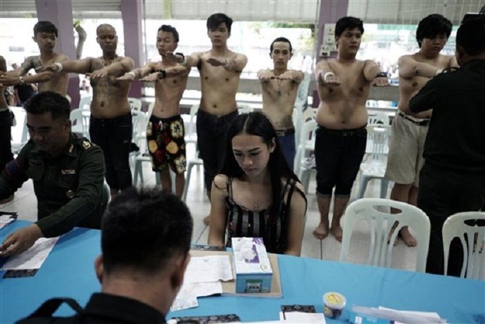 Seorang wanita transgender duduk sambil menunggu dokumennya selama draf militer di Bangkok, Thailand, pada 5 April 2017.