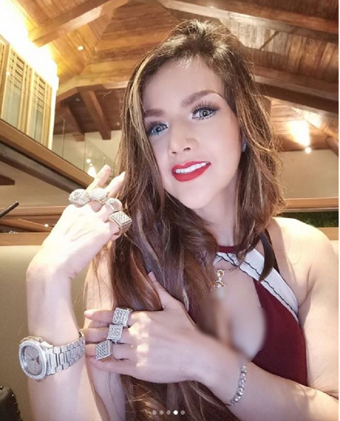 Barbie Kumalasari mengenakan 7 cincin