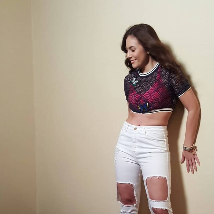 Wulan Guritno tampil seksi dalam balutan busana crop top