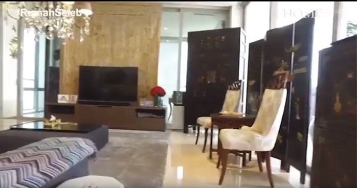 dekorasi ruang tamu apartemen Dita Soedarjo