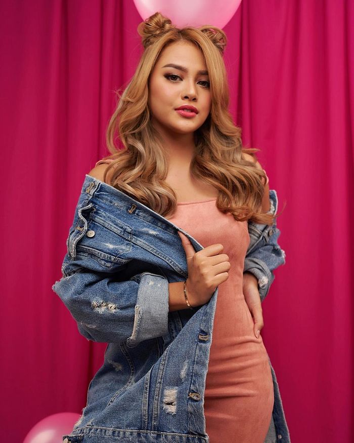 Space bun atau rambut cepol ala Aurel Hermansyah - instagram.com/aurelie.hermansyah
