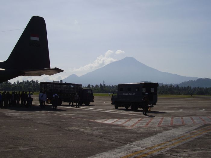 Penumpang keluar dari ramp door Hercules
