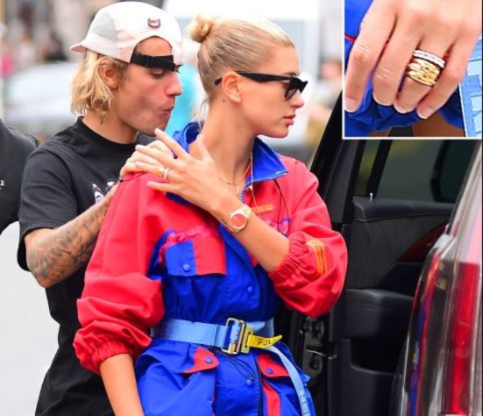 
Hailey Baldwin kenakan perhiasan mirip cincin kawin di jari manis kirinya