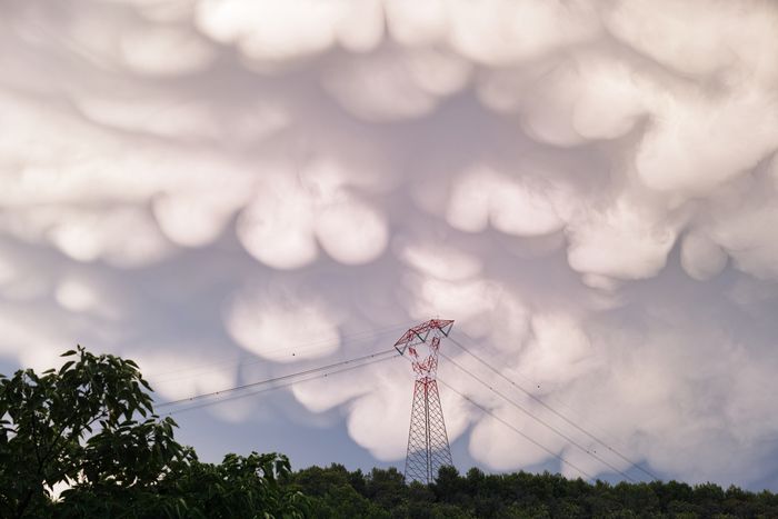 Awan berbentuk payudara menggantung
