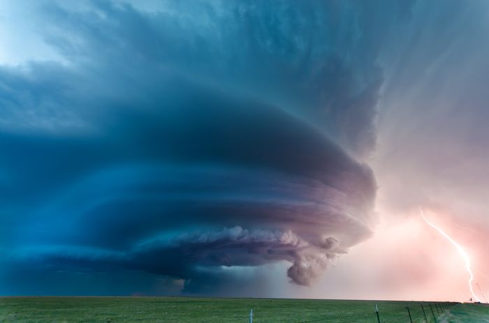 Awan Supersel yang berbentuk tiupan badai