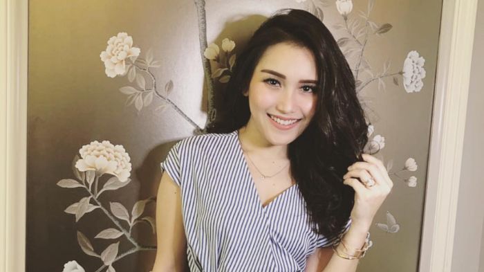 Mengintip Uniknya Penampilan Ayu Ting Ting dengan Balutan Dress dan Headpiece Bernuansa Etnik