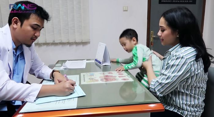 Nagita dan rafathar di ruang periksa