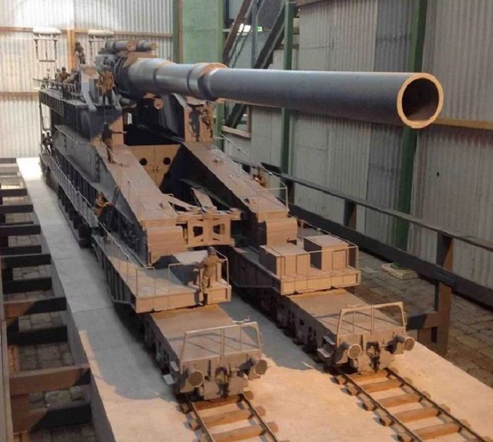 Schwerer Gustav model kereta api