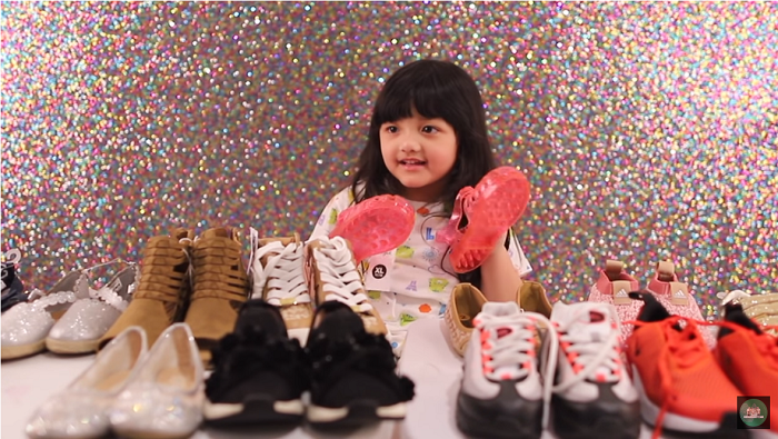 Sepatu Arsy berwarna merah yang disebut berharga lima ribu rupiah - Youtube/TheHermansyahA6 ()