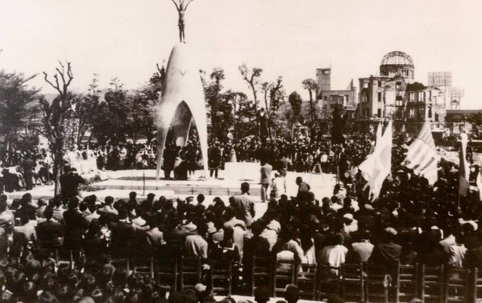 Monumen Perdamaian Anak-anak diresmikan pada 5 Mei (Hari Anak), 1958, di Hiroshima