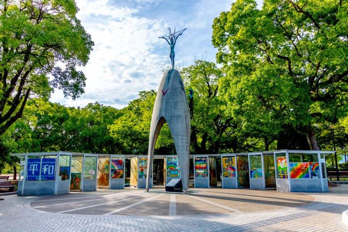 Monumen Perdamaian Anak-anak, di atasnya oleh sosok Sadako Sasaki, dikelilingi oleh derek kertas