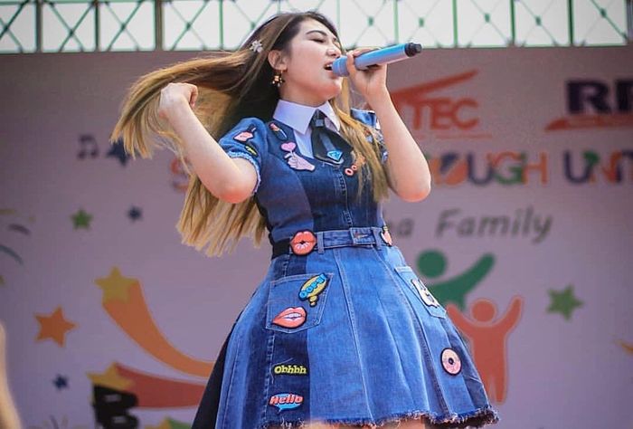 Via Vallen dengan Dress Bernuansa Denim - instagram.com/viavallen