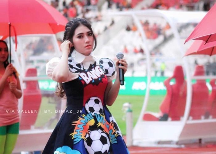 Via Vallen dengan Dress Bola - Instagram.com/viavallen