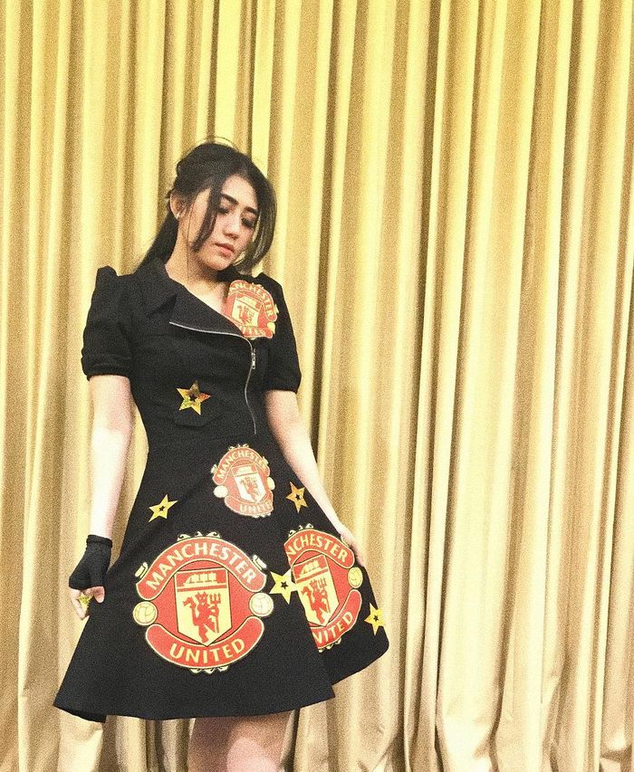 Via Vallen kenakan Dress dengan Motif Manchester United - Instagram.com/viavallen