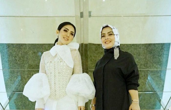 Syahrini dan adik sekaligus manajernya, Aisyahrani.
