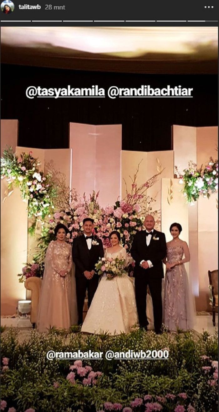 Tasya Kamila bersama Randi Bachtiar dan keluarga saat acara resepsi pernikahan.