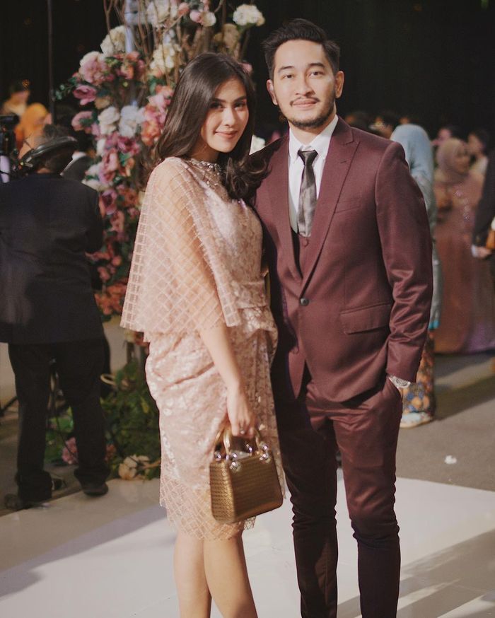 Syahnaz terlihat tampil anggun dalam balutan dress berwarna nude - instagram.com/syahnaz