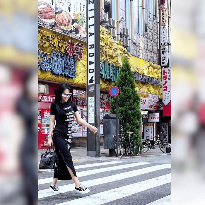 Syahrini tampak bergaya kasual mengenakan long dress berwarna hitam - instagram.com/princessyahrini