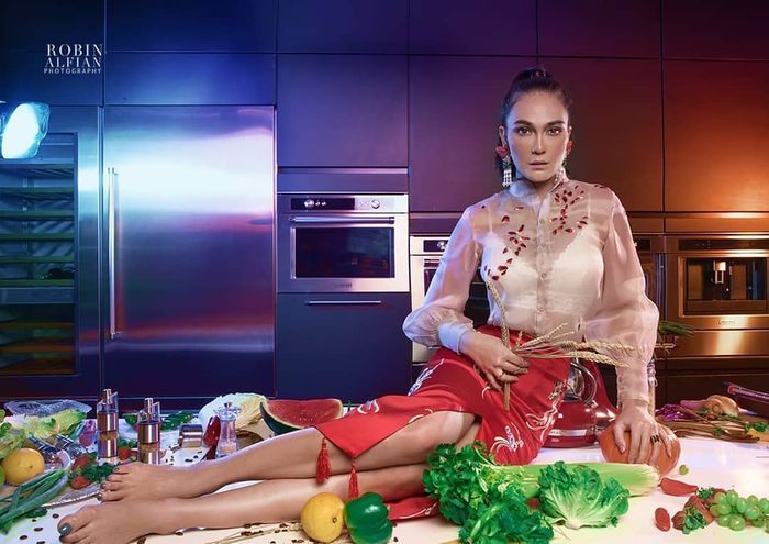 Luna Maya dengan balutan transparan