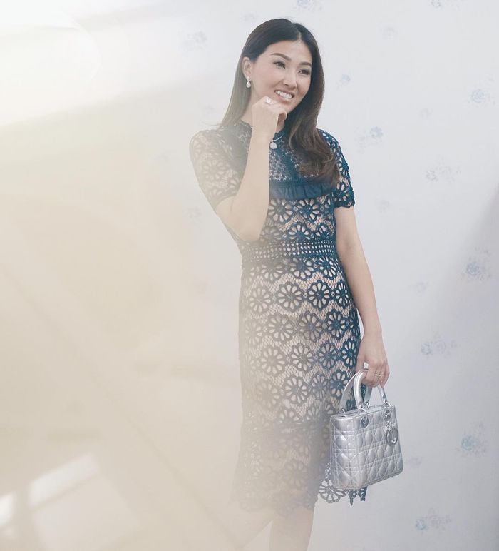 Sarwendah tampak menenteng sebuah tas berwarna silver - instagram.com/sarwendah29