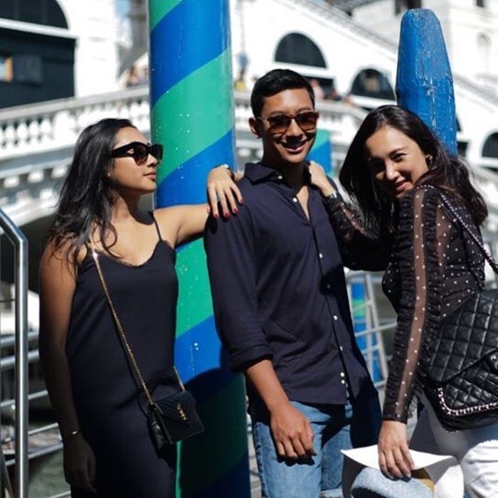 Tata Cahyani (kanan)