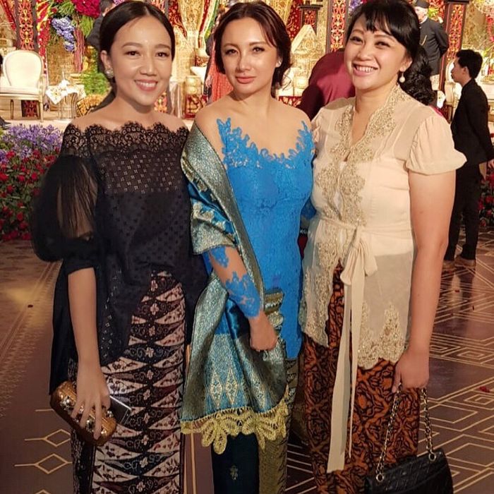 Tata Cahyani (tengah)