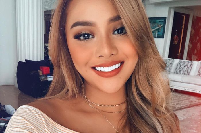 Aurel yang kerap tampil dengan makeup bold