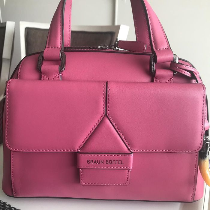 Hadiah tas dari Natasha Wilona untuk Venna Melinda.