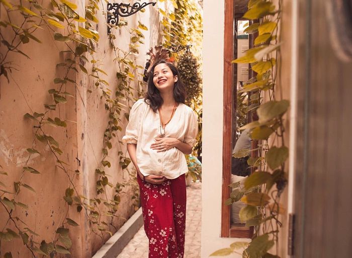 Putri Marino tampak mengenakan blouse dipadukan bersama floral skirt - instagram.com/putrimarino
