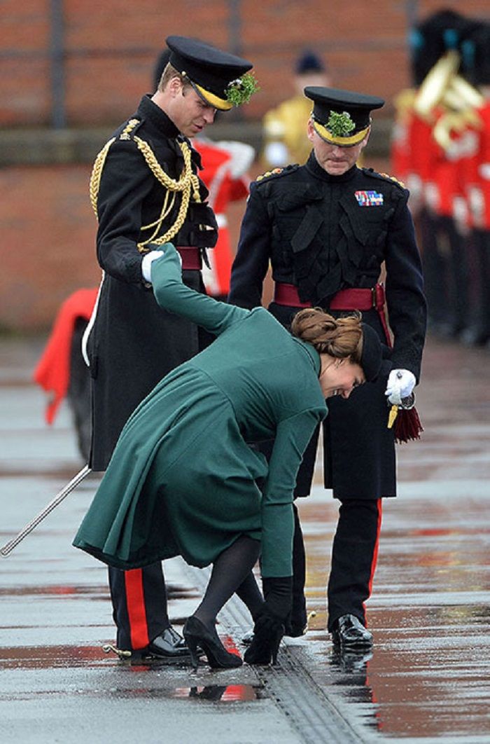 Sepatu Kate Middleton terselip