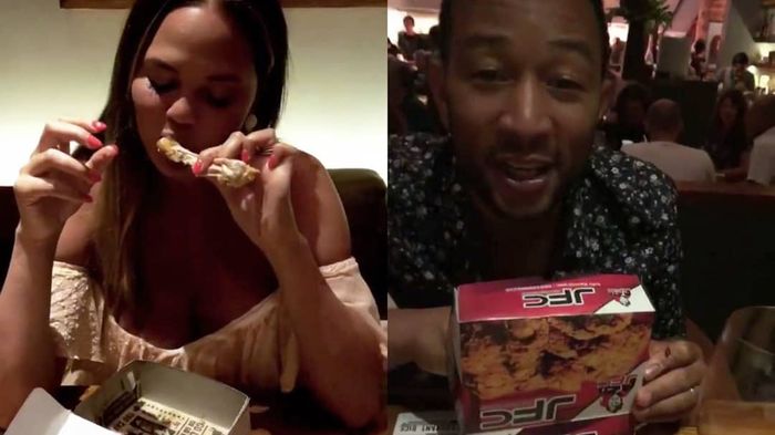 John Legend dan Chrissy Teigen makan ayam goreng lokal