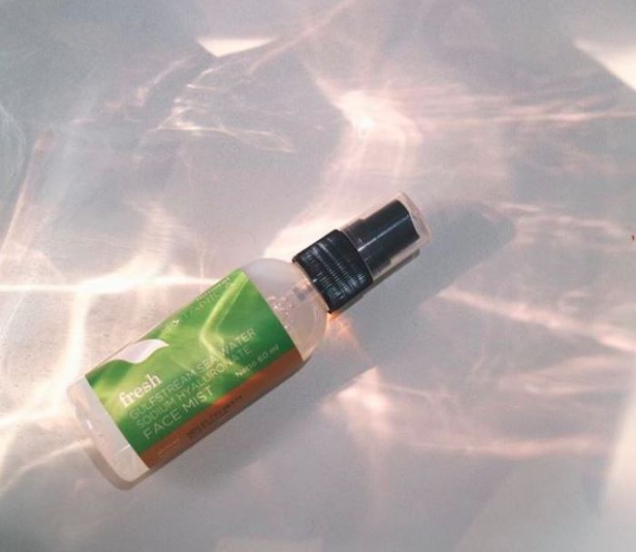 Rekomendasi Face Mist Lokal untuk Makeup Traveling Agar Tahan Lama