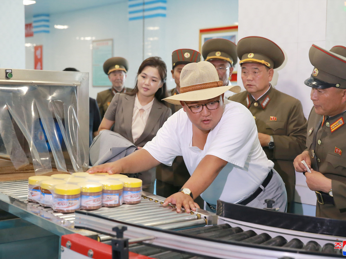 Kim Jong-un terlihat serius memeriksa produk pabrik