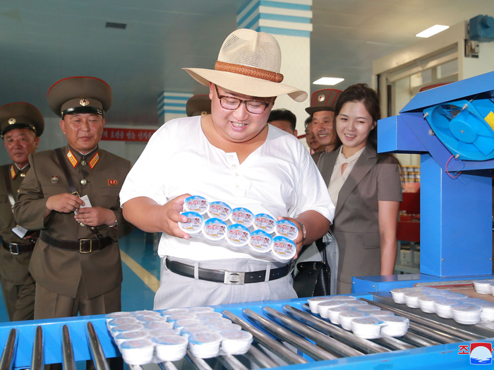 Kim Jong-un melihat-lihat produk