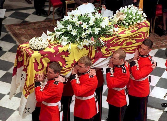 peti mati Diana saat dibawa ke Westminster Abbey