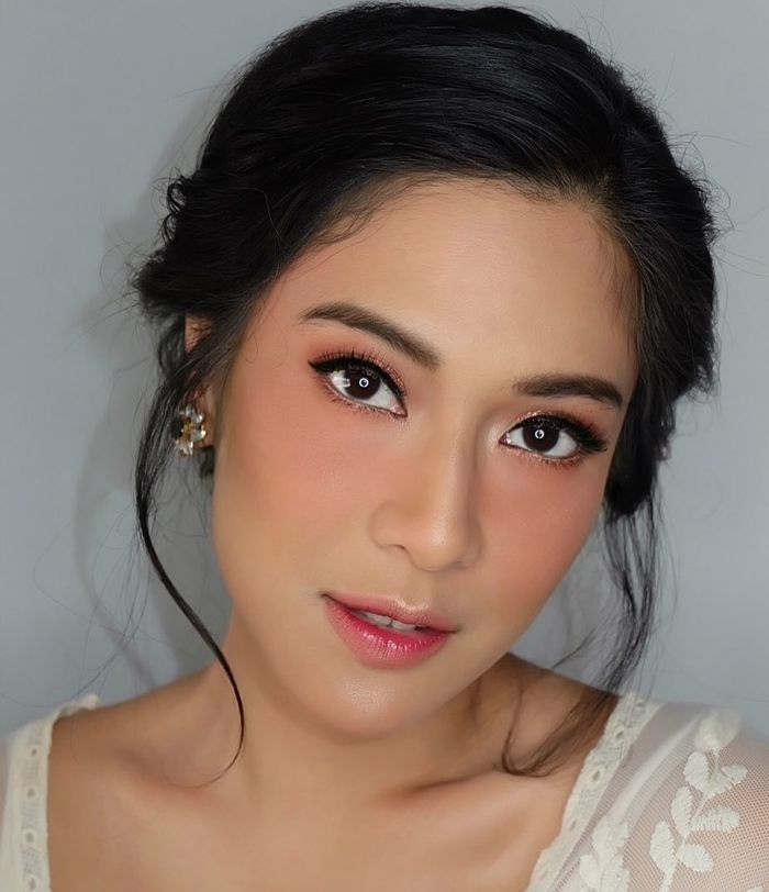 Dian Sastro saat tampil dengan lipstik ombre