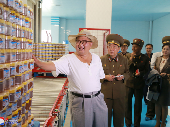 Kim Jong-un mengenakan pakaian yang lebih santai