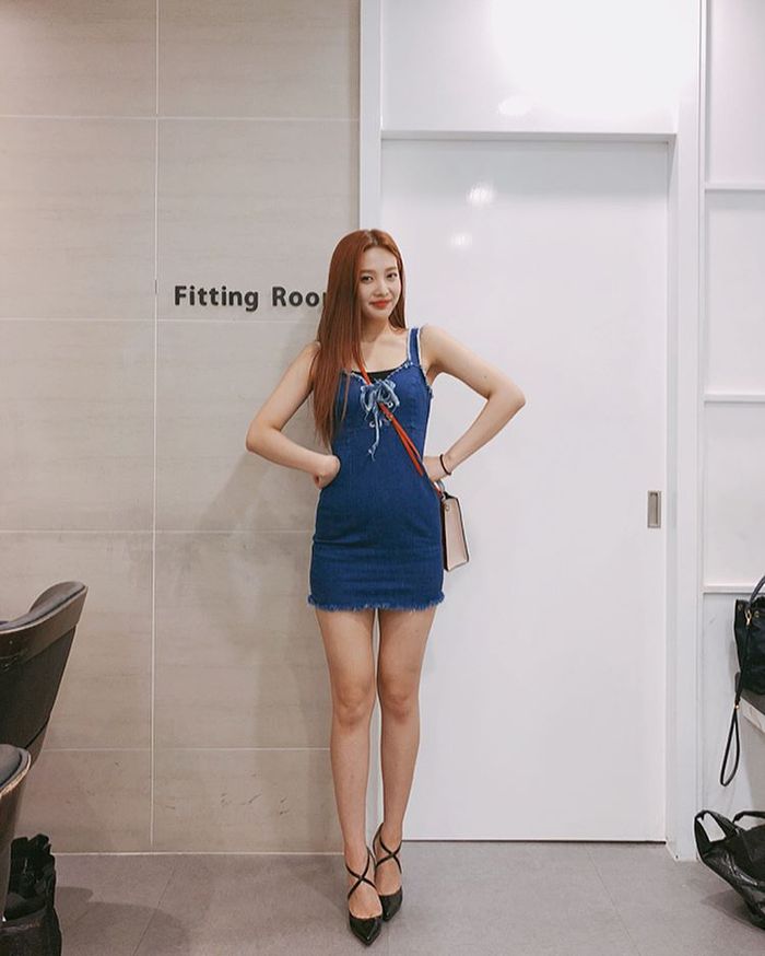 Joy tampil dengan mini dress berbahan denim
