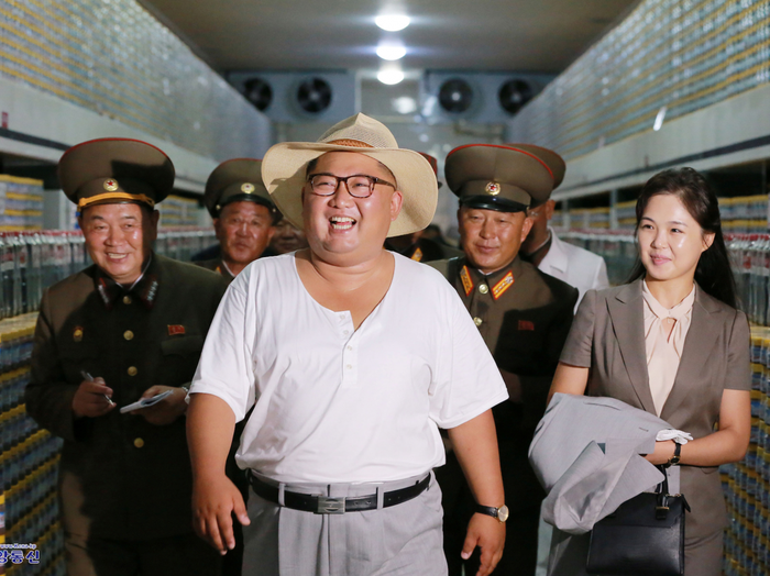 Kim Jong-un ditemani istrinya