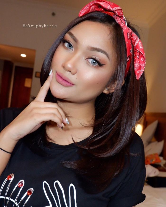 Marion Jola tampil imut dengan headband
