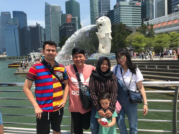 Nagita Slavina bersama keluarga saat di Singapura