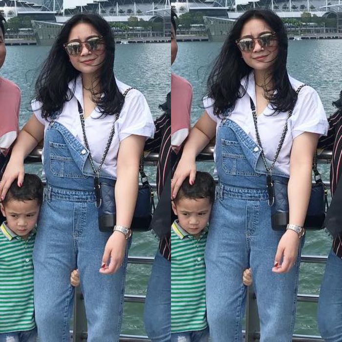 Nagita Slavina tampak mengenakan overall pants denim, yang dipadukan dengan kemeja berwarna putih