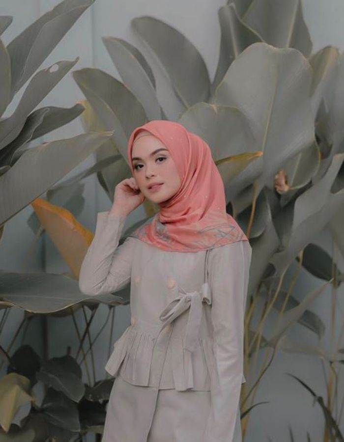 Vebby Palwinta tampil anggun dengan hijab segiempat dengan gaya yang sederhana