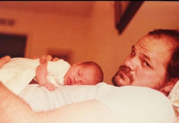 Megan saat bayi bersama ayahnya.