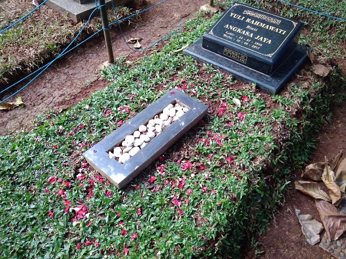 Kondisi makam Julia Perez alias Jupe saat dikunjungi oleh Grid.ID, Minggu (12/8/2018).